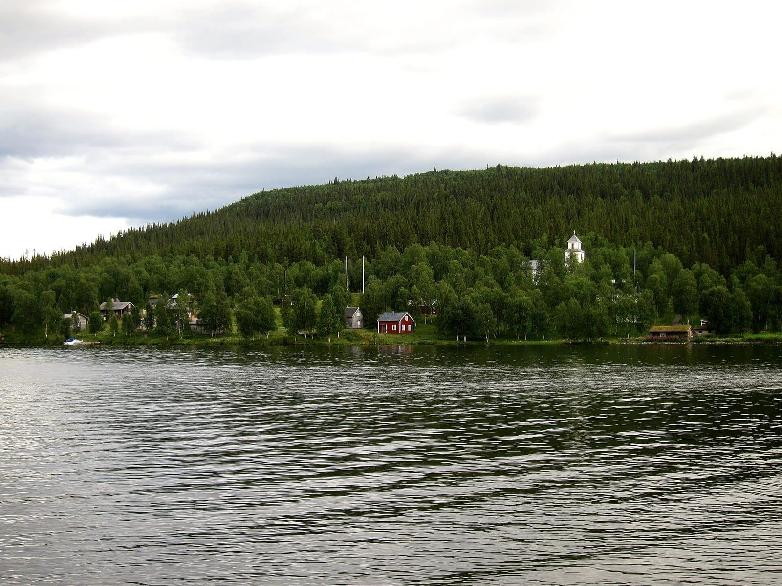 Fatmomakke kyrkstad med kåtor vid Kultsjöns strand