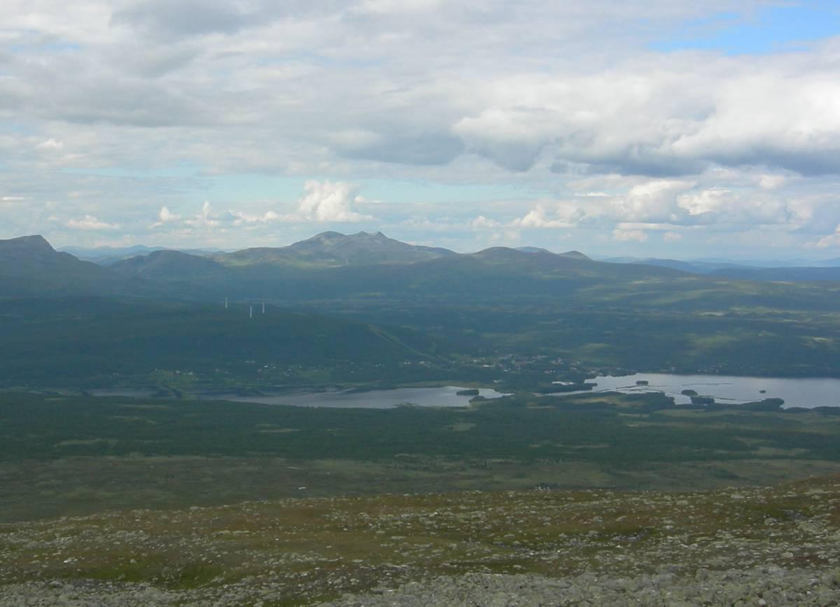 Klimpfjäll sett från Autjoklimpen med fjäll runt byn